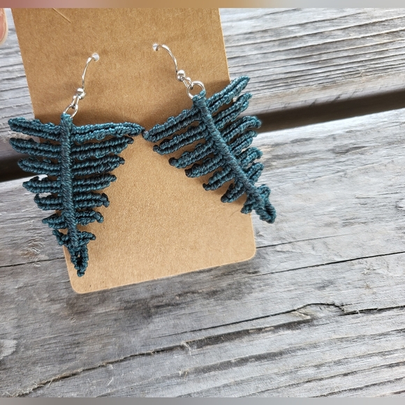 New & Handmade 🌿 Micro-macramé earrings - fern - Picture 1 of 5